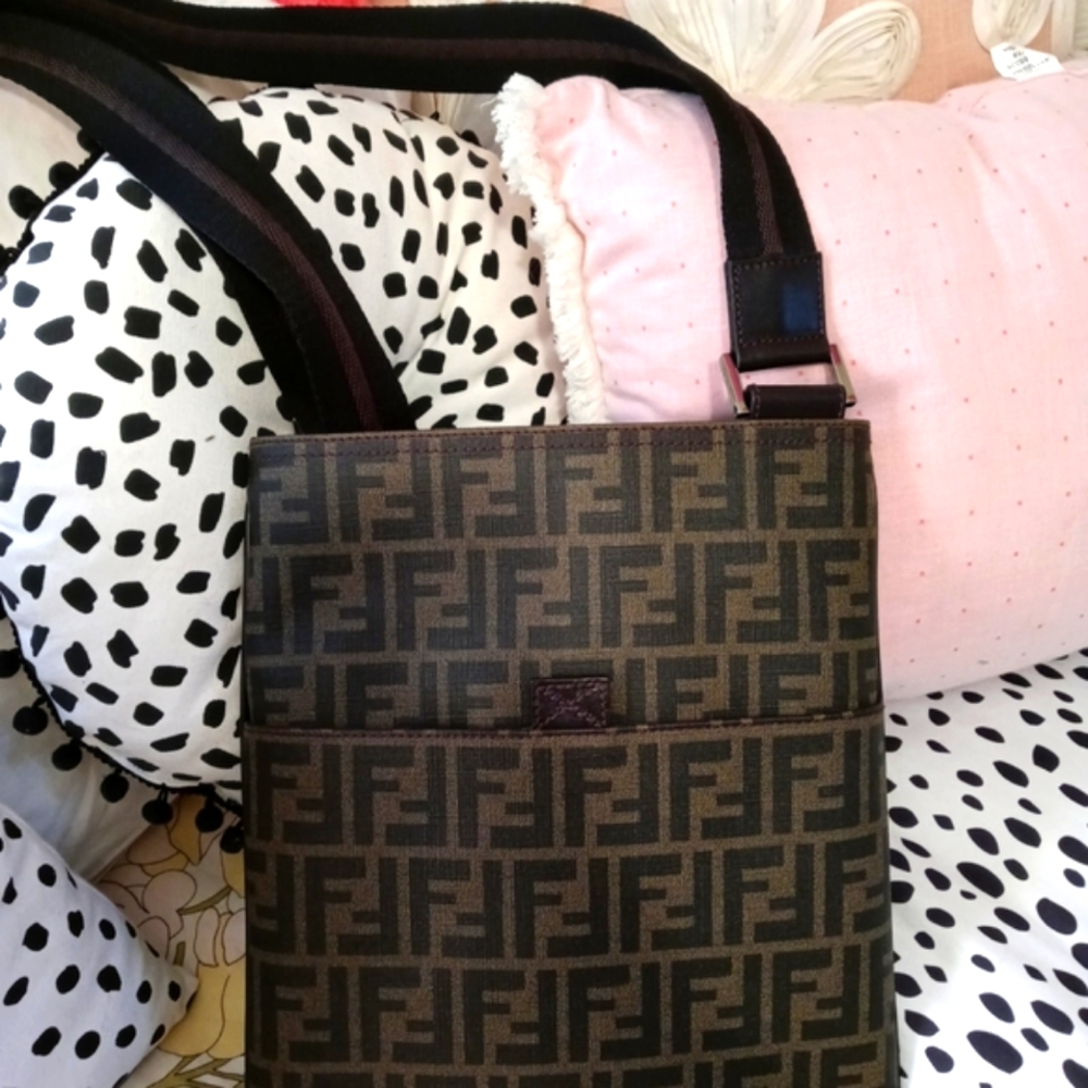 ❤ Fendi Flat Crossbody in Zucca Coated Canvas❗New With Tags❤Fabulous❤Rare❗Uni…
